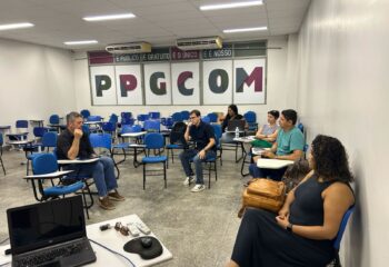 José Carlos Ugeda Júnior (à esquerda), coordenador de ensino de pós-graduação da UFMT, em conversa com docentes e discente do PPGCOM (Foto: Thiago C. Luiz)