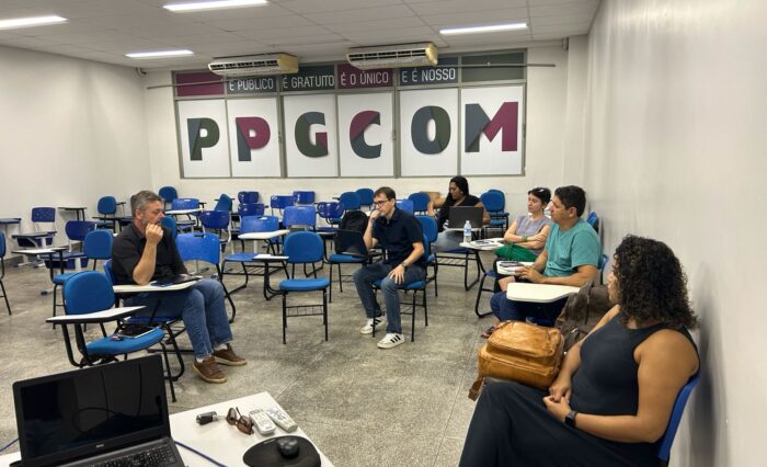 WhatsApp Image 2026-03-18 at 09.07.51 José Carlos Ugeda Júnior (à esquerda), coordenador de ensino de pós-graduação da UFMT, em conversa com docentes e discente do PPGCOM (Foto: Thiago C. Luiz)